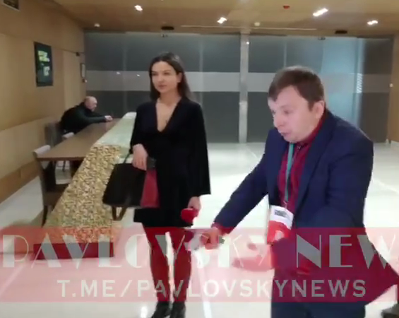 "Вы что, @х**ли!? Конченые твapи!" В Киеве журналист сцепился с охраной Гончарука. Видео