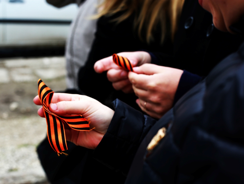 В России запретили картинку с темнокожим мужчиной на фоне флага РФ и с георгиевской лентой