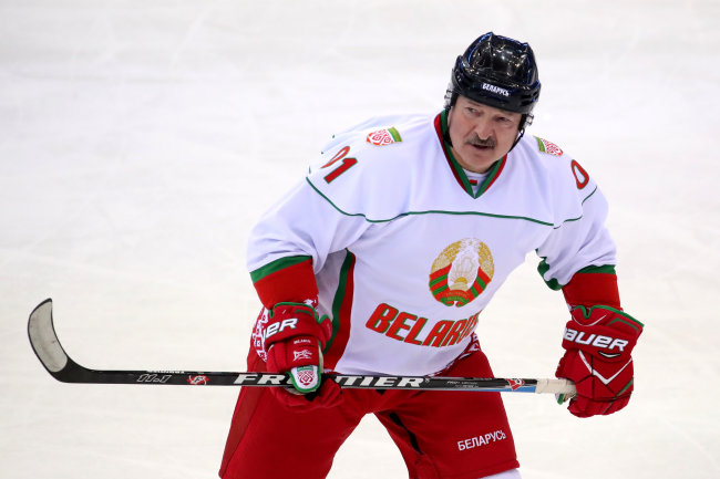 Батьке, как и любому диктатору, очень нужна Олимпиада. А нам она зачем? Тащить его за усы в Европу?