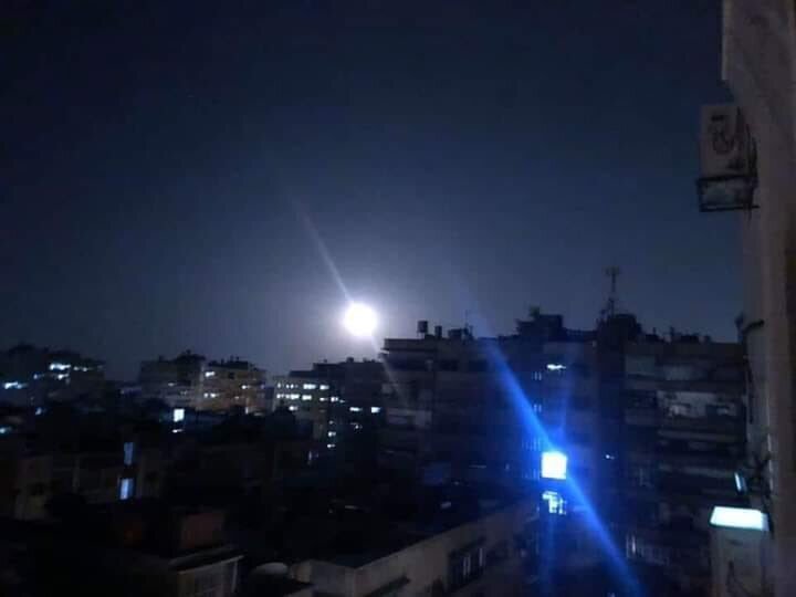 По столице Сирии нанесли воздушный удар: видео и фото атаки