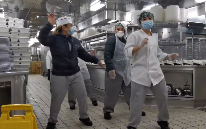 Экипаж пораженного коронавирусом лайнера Diamond Princess снял оптимистичное видео