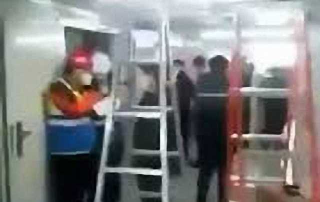 Вода течет по стенам, падают потолки: построенная за 10 дней больница в Китае начала разрушаться, видео