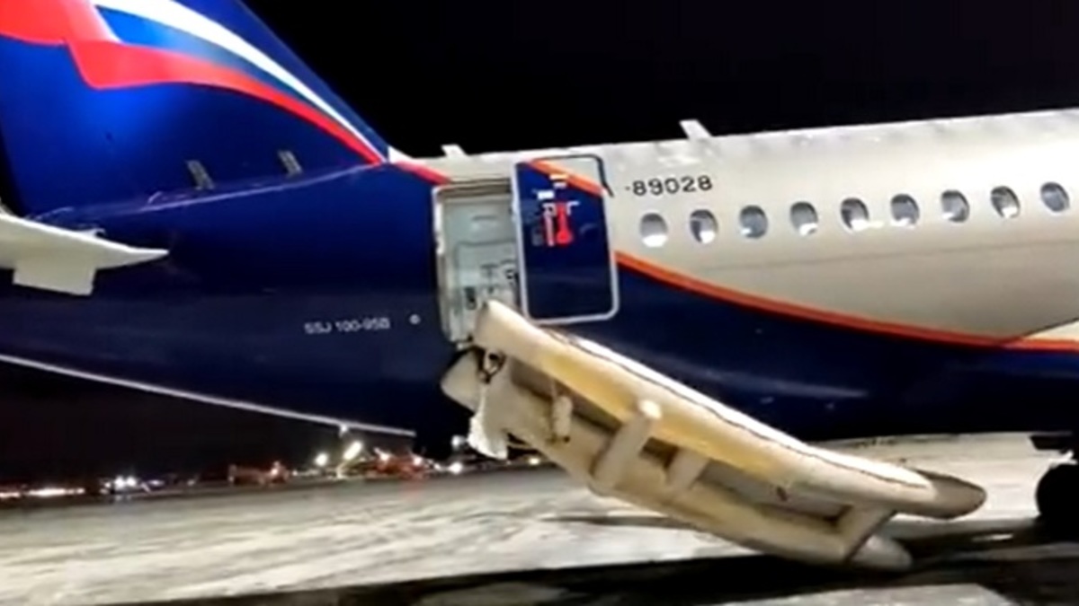 Sukhoi Superjet провалил проверку на выпуск аварийных надувных трапов (Видео)