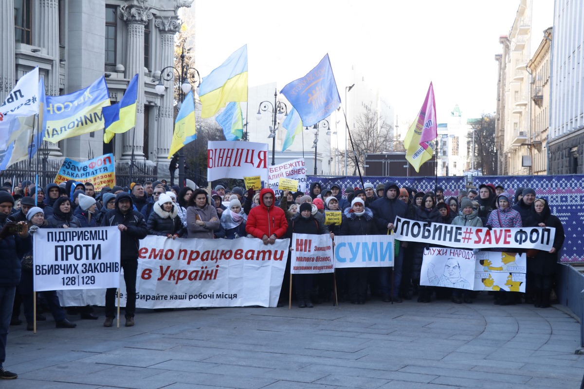 В правительственном квартале проходят массовые митинги: что требуют протестующие