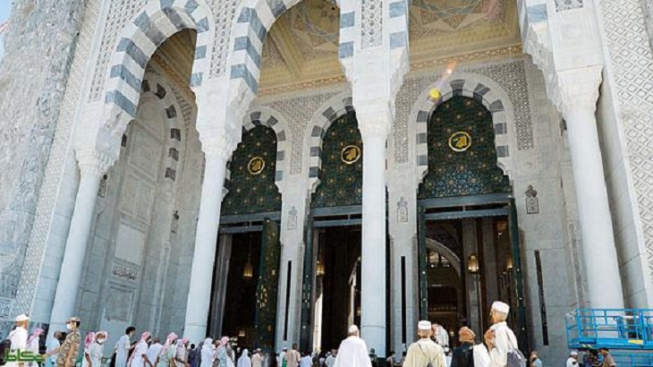 В Иране нашли "спасение" от коронавируса: нужно облизать ворота мечети. ВИДЕО