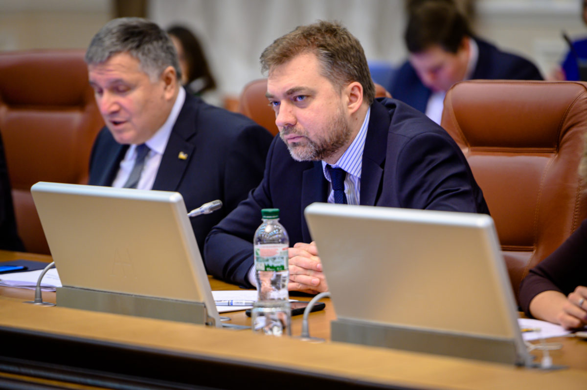 Зеленский хочет убрать Загороднюка потому, что он настаивает на отказе от разведения войск