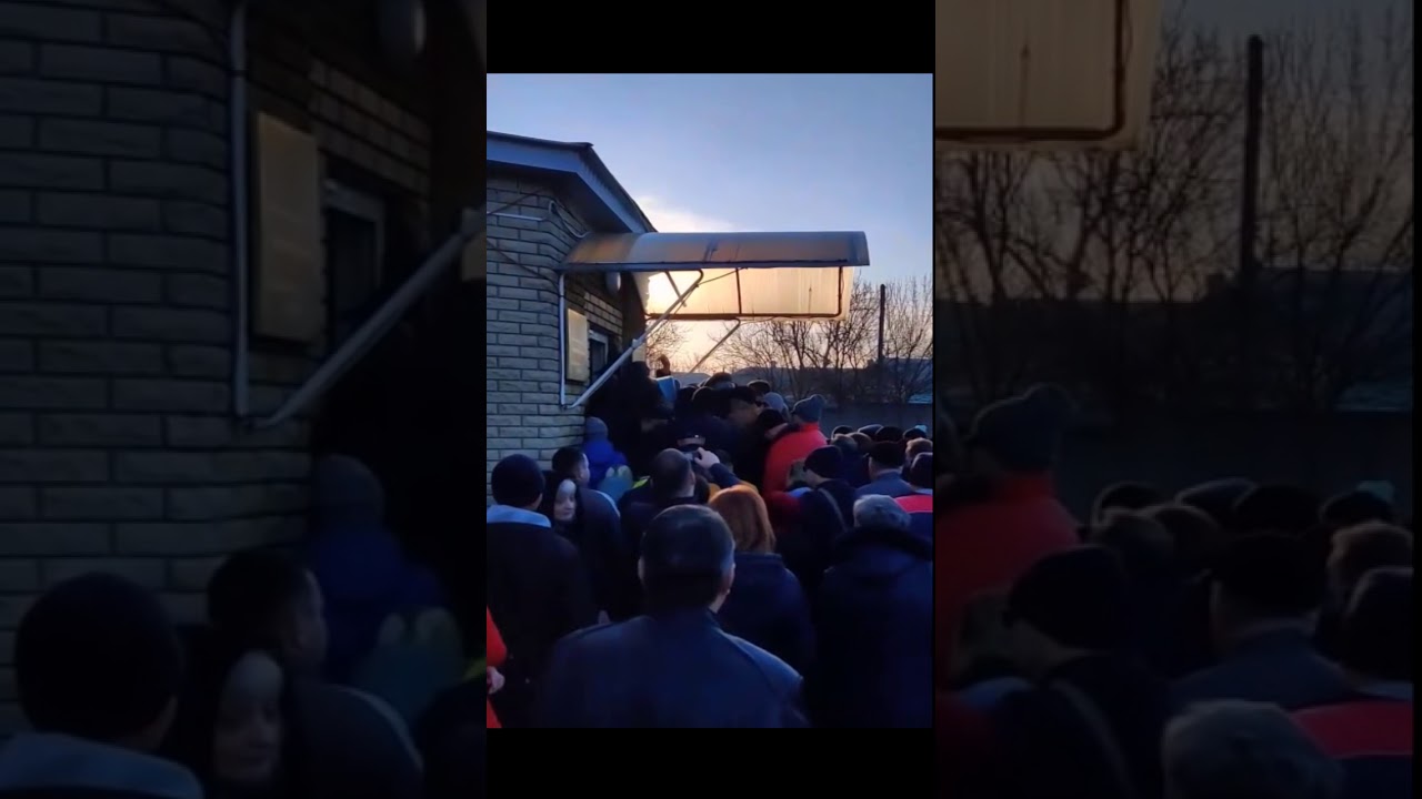 Толпа идет на штурм: появилось забавное видео из оккупированного Луганска