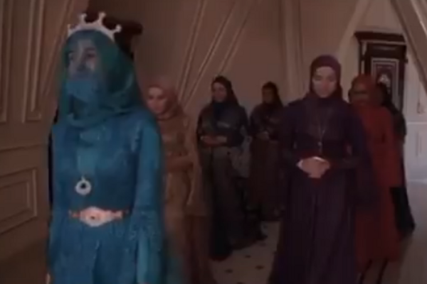 Дочь "правой руки" Кадырова назвала себя султаншей и разозлила сеть. Пафосное видео