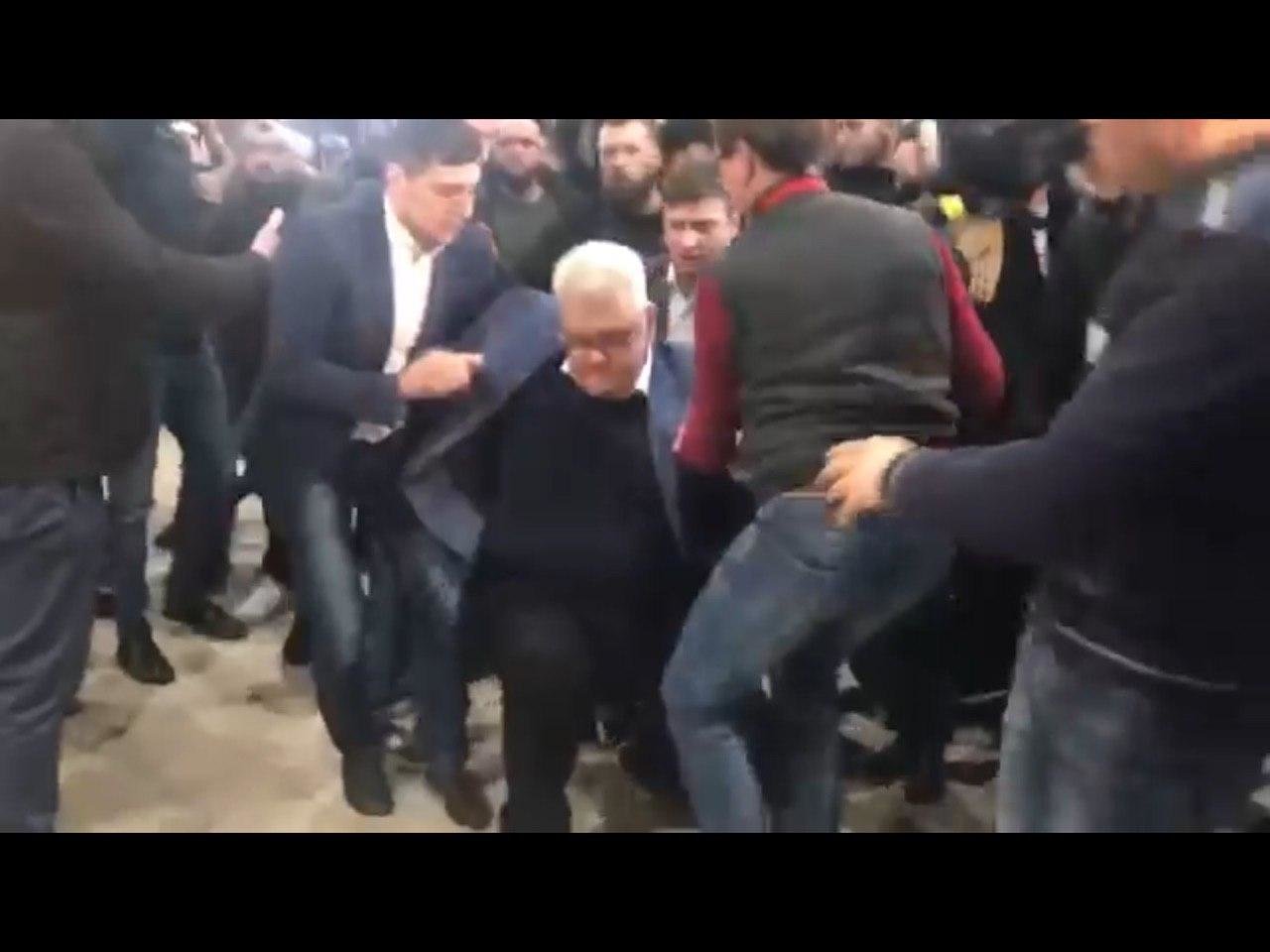 ПРОСТО ПОДКОСИЛИСЬ ВАТНЫЕ НОГИ. СОЦСЕТИ ВЫСМЕЯЛИ ПАДЕНИЕ СИВОХО (ФОТО)