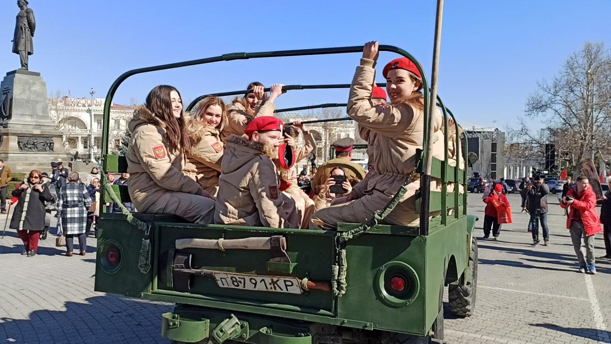 В Сети показали, как оккупанты в Крыму вывели детей формировать путлерюгенд и праздновать "русскую весну"