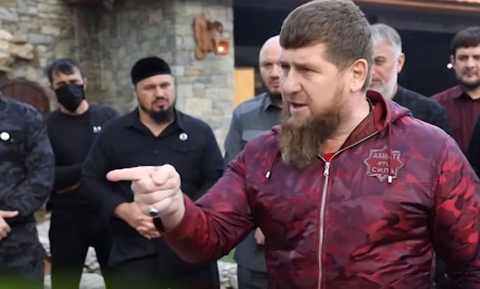 Чеченского бизнесмена заставили публично извиниться за тост во время карантина.