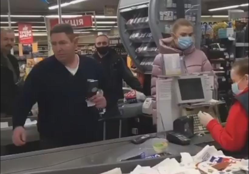 В Полтаве мужчина бросил мелочь в лицо кассирше. Теперь он раскаивается