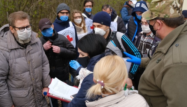 "Нам надоело на это смотреть": Матери, жены и дети украинских солдат, плененных боевиками, просят срочной встречи с Зеленским (Видео)