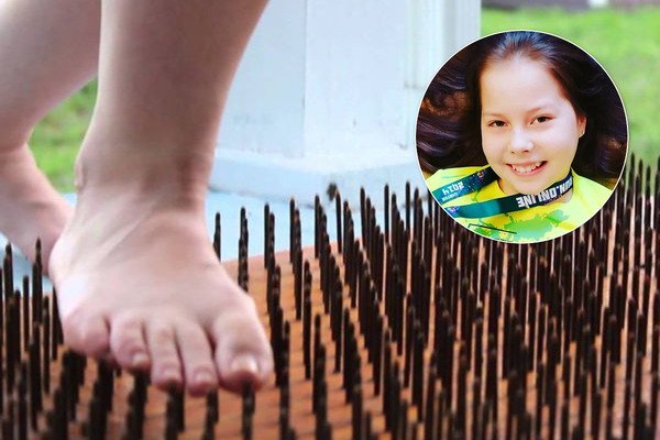 Победобесие во всей красе: на России школьница час стояла на гвоздях под песни СССР