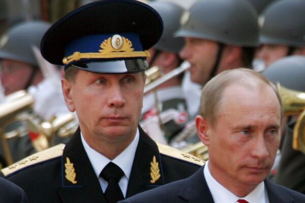 Даже руководитель Росгвардии и тот ряженный. В сети высмеяли главу Росгвардии за абсурдные ордена