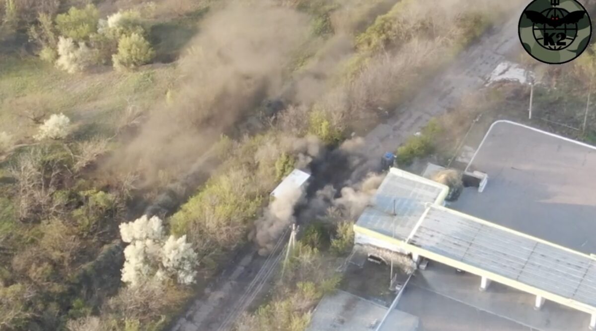 Бойцы ООС показали видео уничтожения грузового автомобиля, который подвозил боеприпасы боевикам