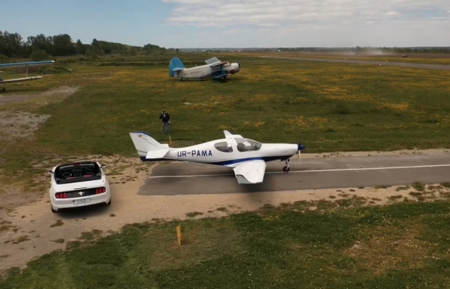 "Знаменитая" пенсионерка с Закарпатья покорила самолет и взорвала сеть: видео
