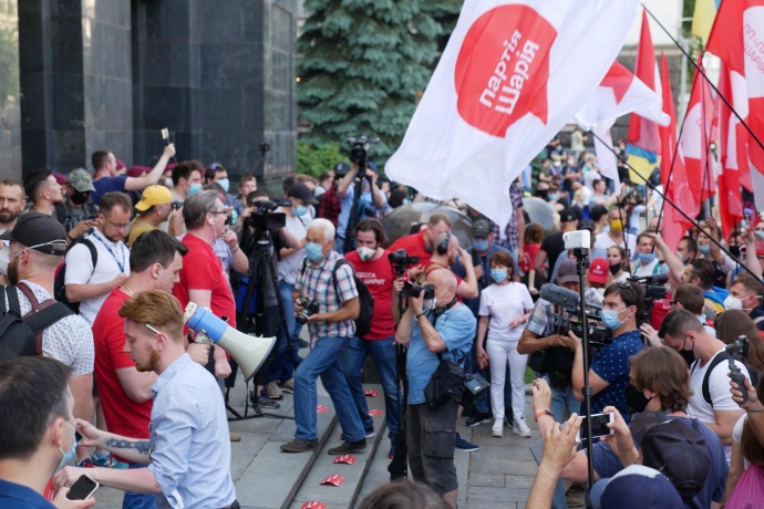 На Банковой между сторонниками и противниками Шария произошли стычки, активисты пошли штурмом на ОП