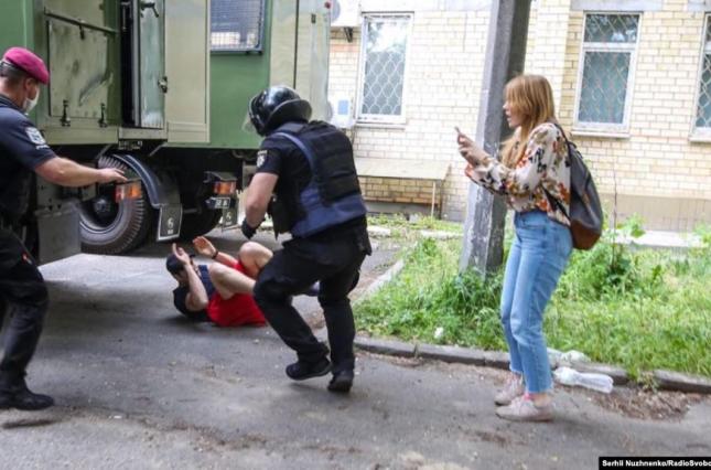 Мусора не верят в бескорыстные мотивы людей. Но сейчас найдутся те, кто увидев, как бьют лежачих, поедут их защищать