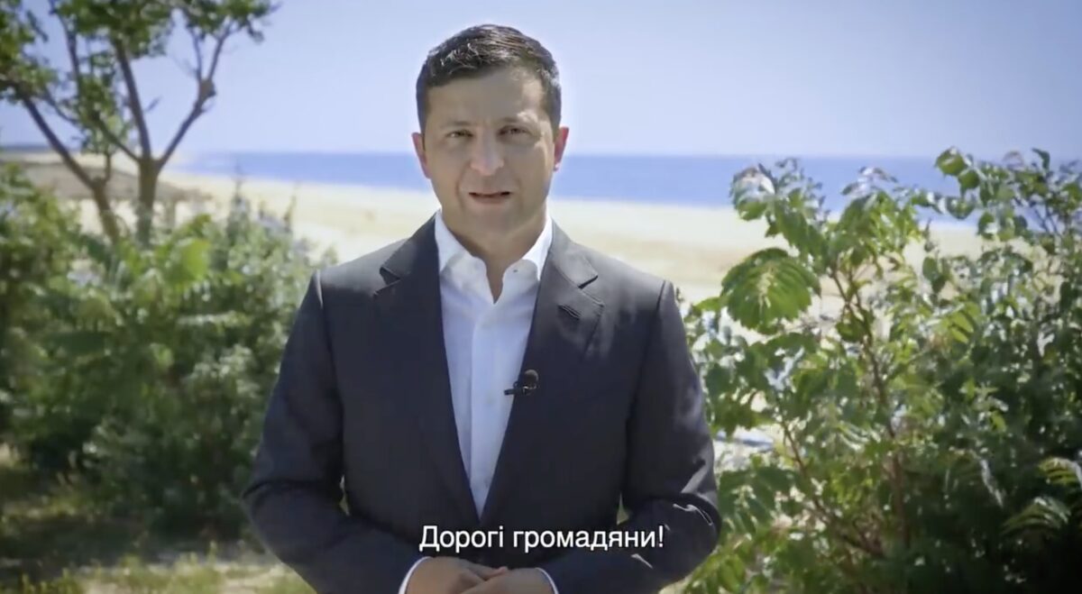 Зеленский на пляже записал видео ко Дню Конституции и пристыдил украинцев