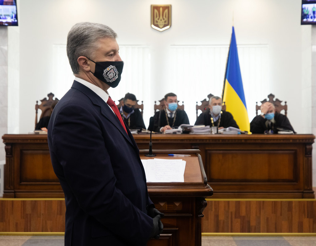 "Отпустите его в туалет, потому что он обос*ался": Порошенко шутил на суде. BИДЕО