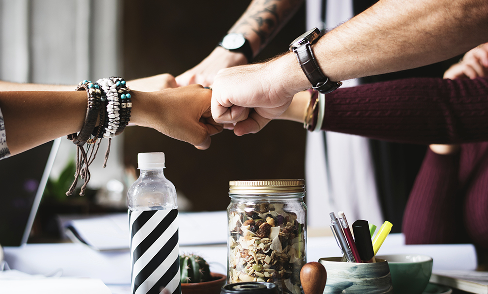 Нет у меня в компании родственников, друзей и друзей друзей. Поэтому есть с кем в кризис войти и с кем из него победителями выйти