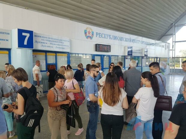 Сторонники "Л/ДНР" массово ринулись с оккупированного Донбасса: «Беспросветное болото»