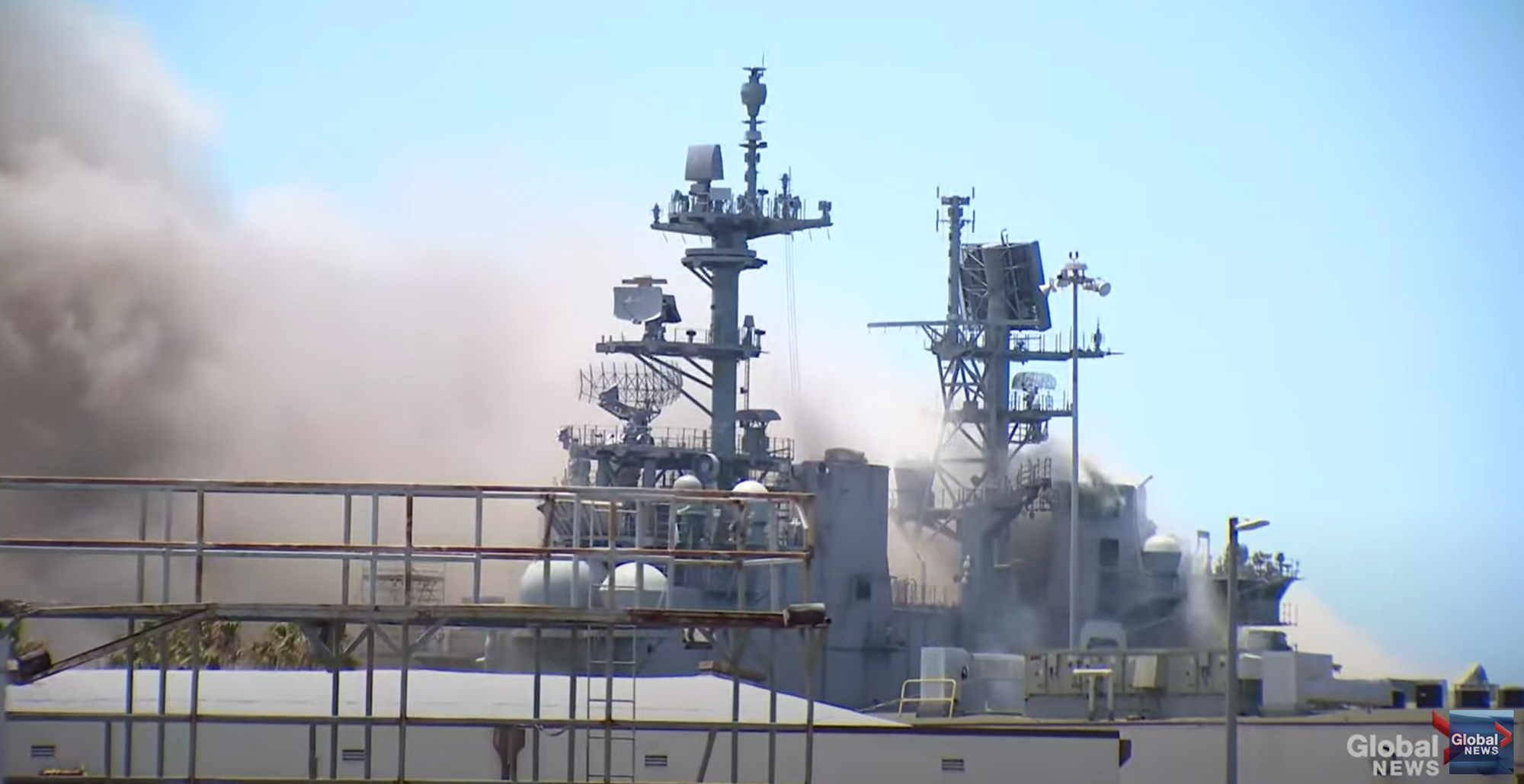 В США взорвался и загорелся корабль ВМС: много пострадавших. Фото и видео