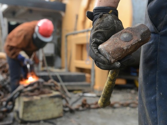 В России на Амурском ГПЗ "Газпрома" рабочие устроили бунт и громят офис и заставили убегать ОМОН (Видео)