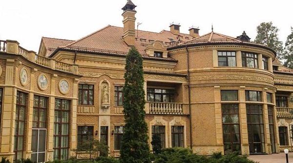 Золото, туалеты в мраморе и дух Ющенко. Что известно о дворце в Конча-Заспе, куда переехал жить Зеленский