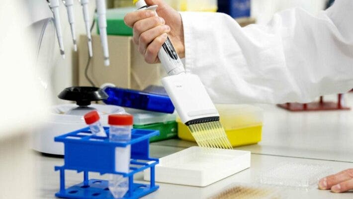 В МИД Британии «абсолютно уверены», что РФ пыталась похитить данные о вакцине от COVID-19