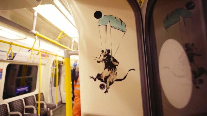 Бэнкси снялся в видео: Он разрисовал вагон лондонского метро крысами с масками
