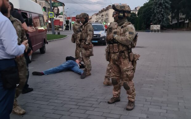 Странный штурм — террорист сам сдался и ждал минуту БТР. Специалисты ржут в голос.