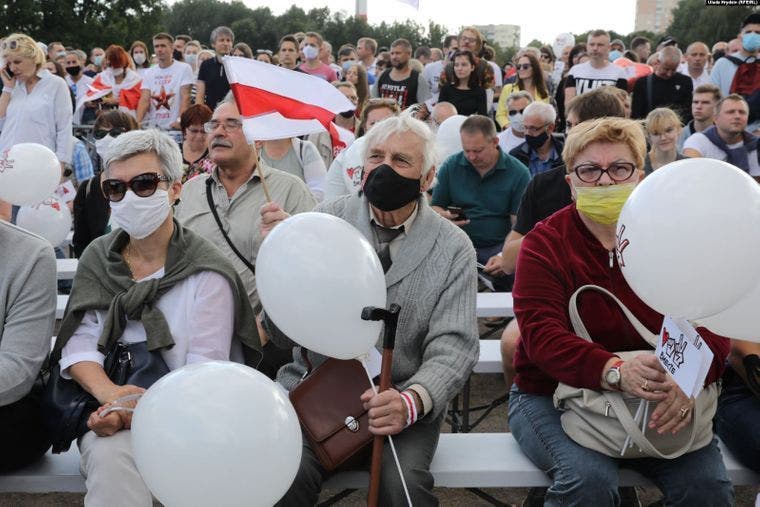 В Беларуси состоялся масштабный митинг оппонентки Лукашенко. Пришло более 60 тысяч человек
