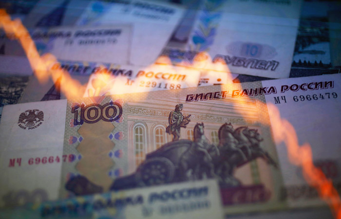Рубль не упал, а "развернулся вниз": как российские СМИ пишут об обвале валюты