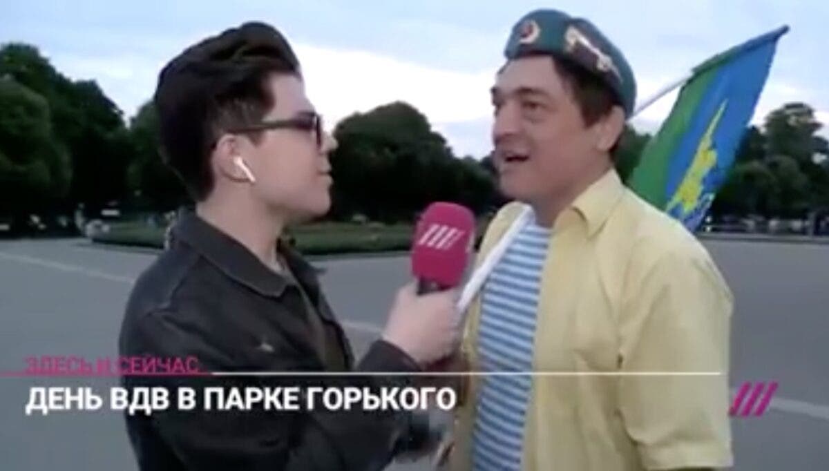 «До хрена, просто до хрена!»: Десантник попытался объяснить российскому журналисту, сколько их собралось в парке