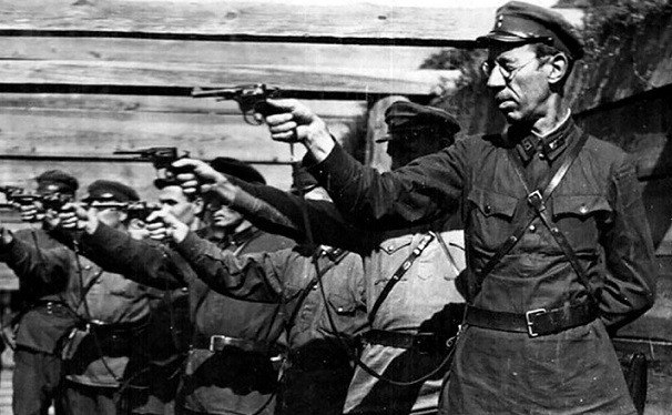 Деды расстреливали. В России есть два способа уцелеть при любых режимах.