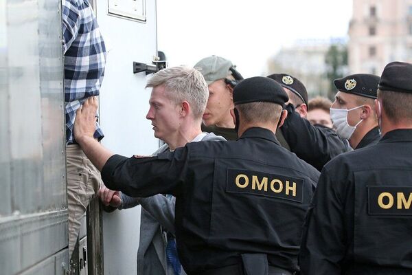 ⚡⚡⚡Первая жертва, коктейли Молотова и взрывы: ОМОН избивет митингующих в Беларуси. кадры