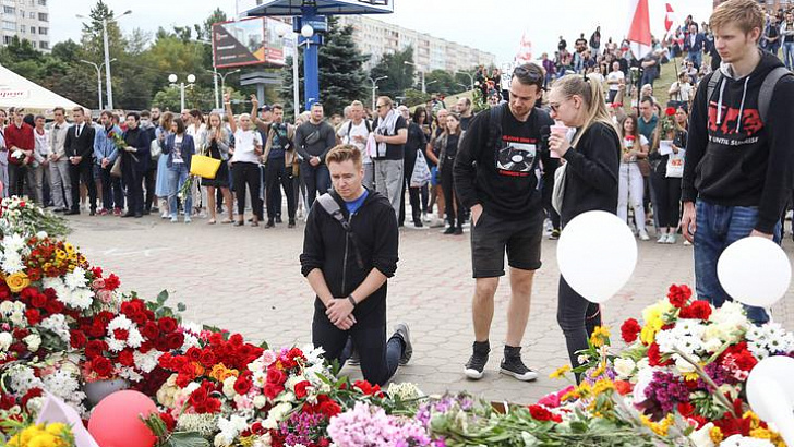 ✔️"Мы не забудем, мы не простим". Десятки тысяч белорусов собрались на акцию памяти первого погибшего во время протестов. Видео
