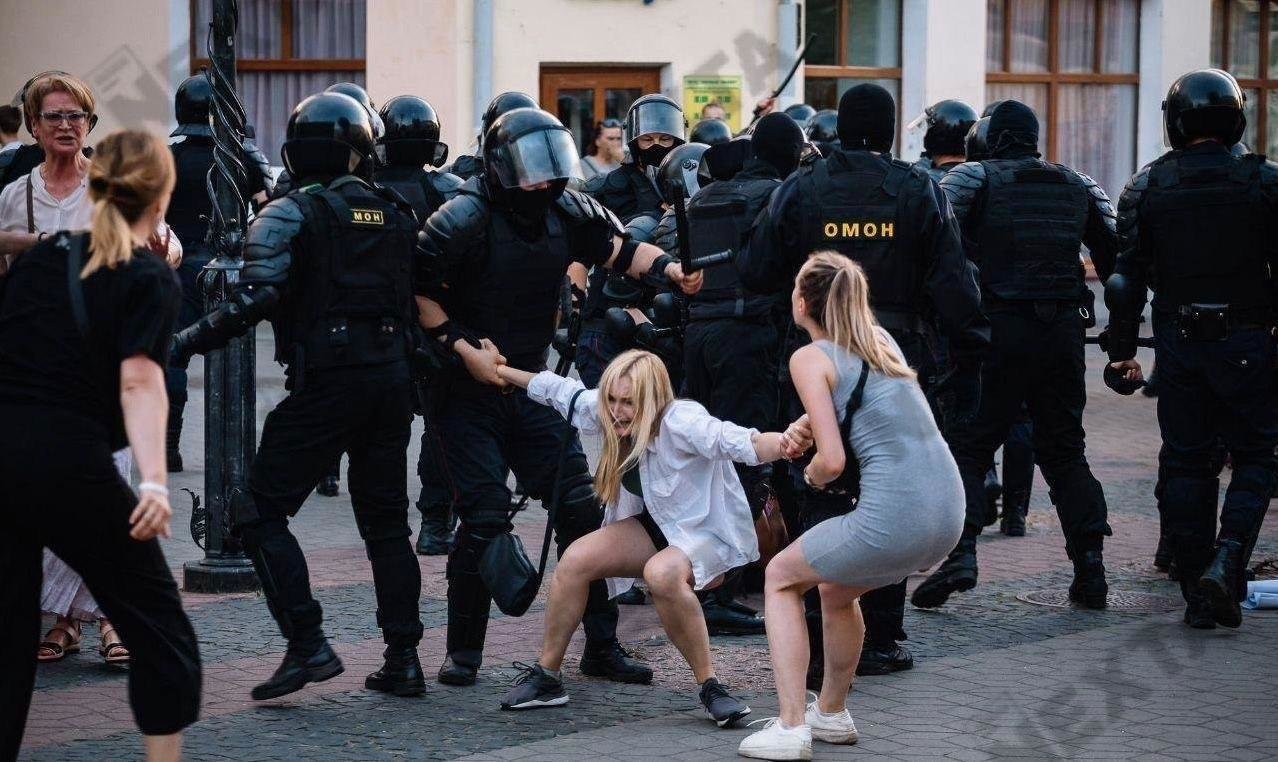 26 лет подряд 9 мая Лукашенко твердит: "Каждый третий белорус погиб от рук нацистов во время войны". А что делает он? Чем омоновцы отличаются от эсэсовцев?