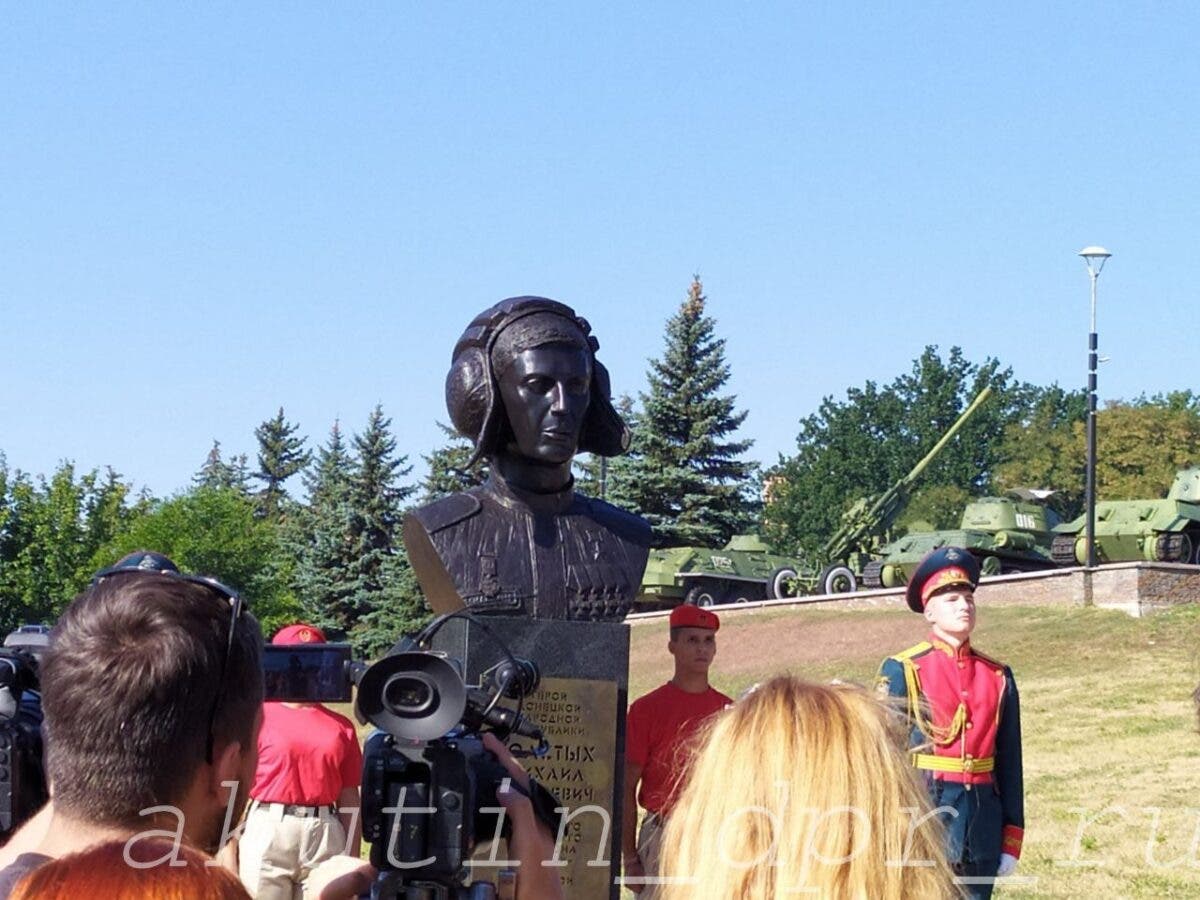 Спасибо, что защитил Донбасс от пенсий и зарплат: В Донецке открыли памятник боевику «Гиви»