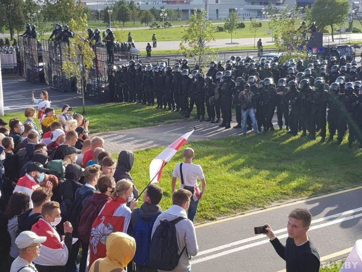 Беларусь охватили масштабные "Марши героев", к резиденции Лукашенко стянули военную технику: прозвучали выстрелы
