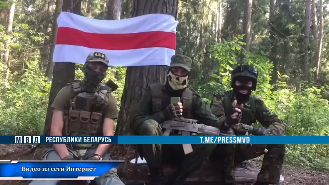 В Беларуси ОМОН поймал фейковых "партизан" и снова нашел "украинский след"