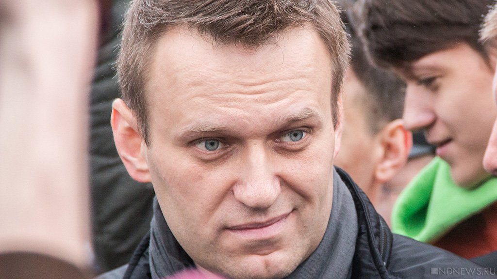 Москвич рассказал, что его задержала полиция за футболку с изображением Навального. Оппозиционер отреагировал