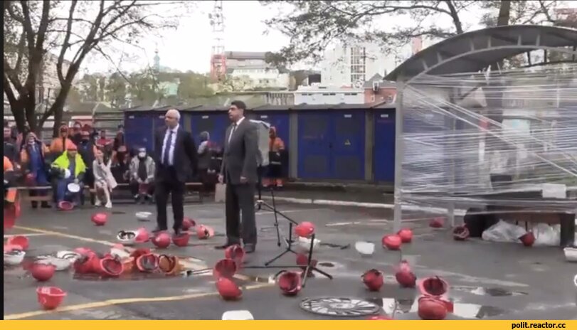 «Уходи!» Митингующие докеры Владивостока закидали начальство касками (Видео)