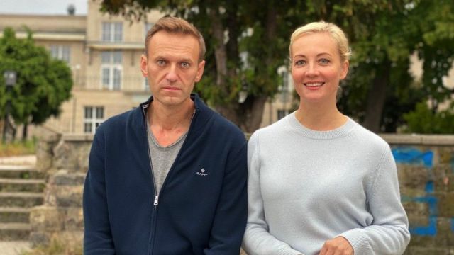 Как путинская ОПГ поступит с Навальным, чтобы не пустить его в Россию? Откроют какое-нибудь уголовное дело