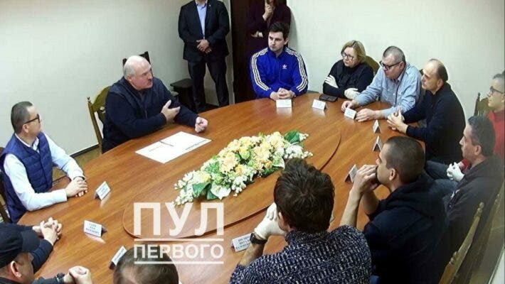 Лукашенко приехал обсуждать Конституцию в СИЗО КГБ с теми, кого посадил!!! (Видео)