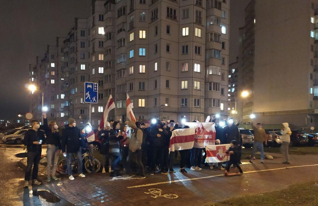 В Минске протестующие впервые ответили на избиения ОМОНом - горят покрышки и перекрыты дороги