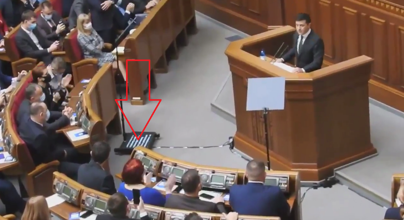 "В КНДР подчиненные ведут себя именно так". - "Слугу" Третьякову подловили на странном поведении во время речи Зеленского. Видео