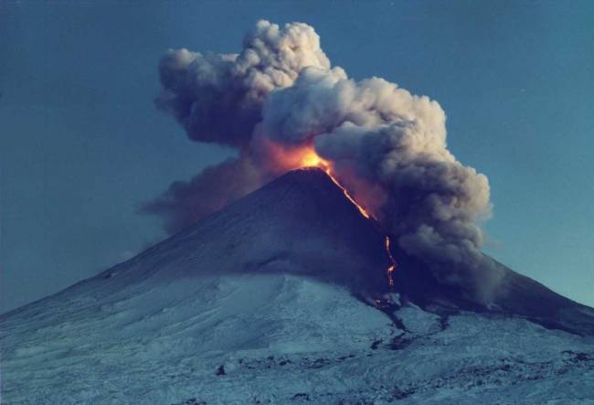 В России началось извержение одного из самых активных вулканов мира. Видео